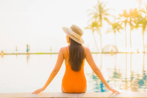 Retrato Bonito Jovem Asiático Mulher Relaxar Sorriso Lazer Redor Piscina — Fotografia de Stock