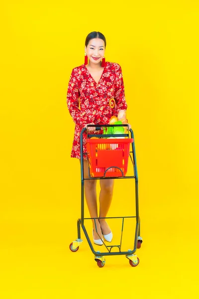 Retrato Hermosa Joven Asiática Mujer Con Supermercado Cesta Carrito Supermercado —  Fotos de Stock