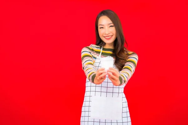 Portret Mooie Jonge Aziatische Vrouw Dragen Schort Met Koffiekop Rode — Stockfoto