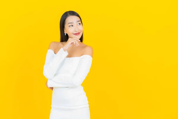 Potret Indah Bisnis Muda Wanita Asia Dengan Senyum Dan Tindakan — Stok Foto