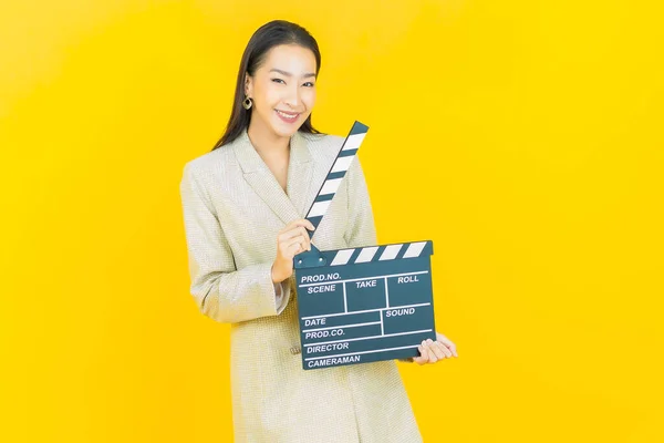 Portrait Beautiful Young Asian Woman Movie Slate Clapper Color Background — Stock Photo, Image