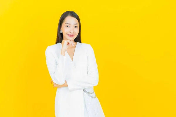 Portret Mooie Jonge Aziatische Vrouw Glimlach Met Actie Kleur Achtergrond — Stockfoto