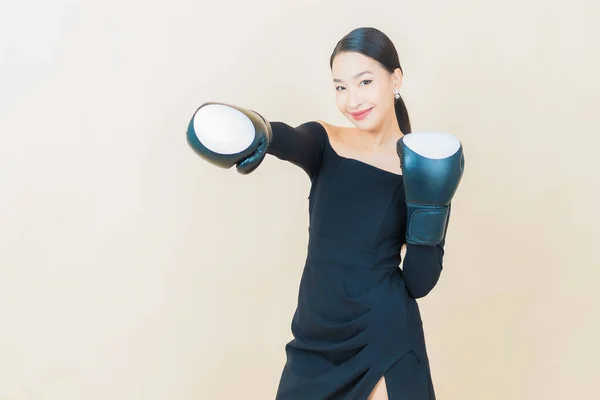 Retrato Hermosa Joven Asiática Mujer Boxeo Con Guante Color Fondo — Foto de Stock