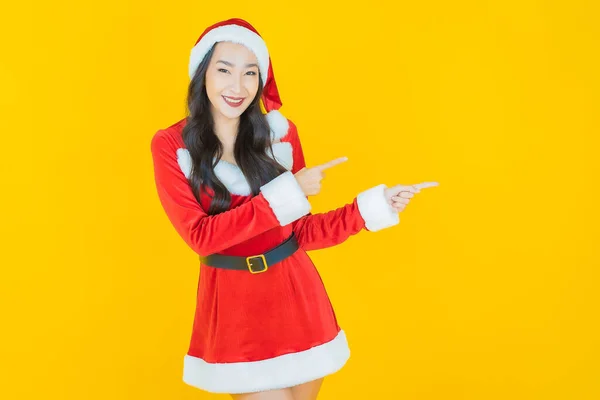 Porträt Schöne Junge Asiatische Frau Tragen Weihnachtskostüm Auf Farbigem Hintergrund — Stockfoto