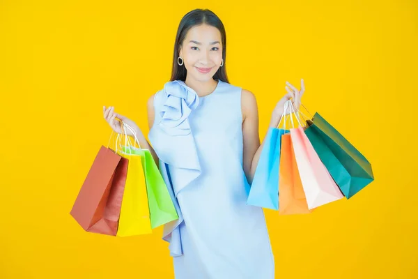 Retrato Hermosa Joven Mujer Asiática Sonrisa Con Bolsa Compras Fondo — Foto de Stock