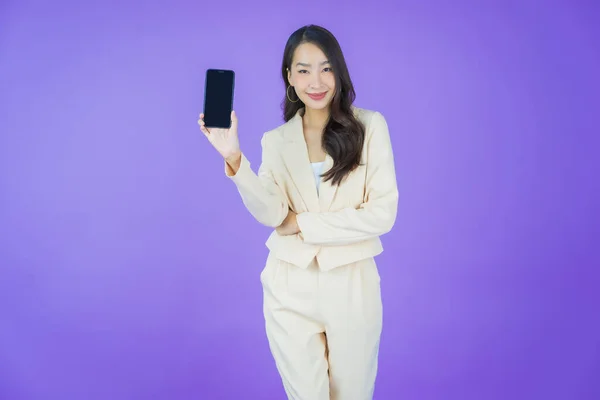 Retrato Bonito Jovem Asiático Mulher Sorriso Com Telefone Celular Inteligente — Fotografia de Stock