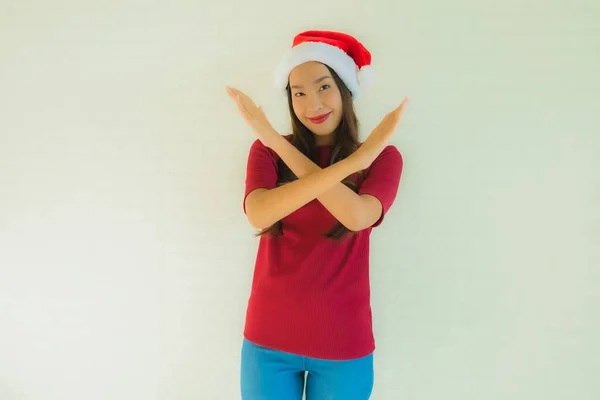 クリスマスの日にお祝いのためにサンタの帽子をかぶって肖像画の美しい若いアジアの女性 — ストック写真