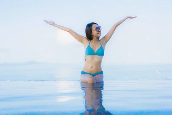 Retrato Bonito Jovem Asiático Mulheres Feliz Sorriso Relaxar Piscina Livre — Fotografia de Stock