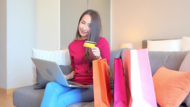 Záběry Krásné Asijské Ženy Barevnými Papírové Tašky Dělat Nakupování Doma — Stock video