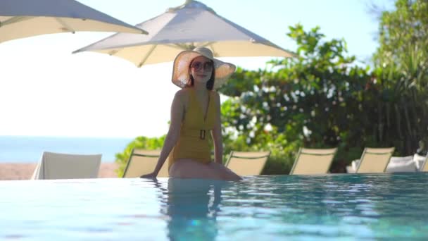 휴가중 수영장에서 휴식을 취하고 아름다운 이시아 여성의 — 비디오