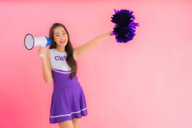 Portre güzel genç Asyalı amigo kız gülüşü megafonla izole edilmiş pembe arka planda