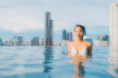 Güzel bir Asyalı kadın portresi. Rahatlayın. Mutlu bir gülümseme.