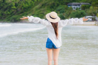 Güzel bir Asyalı kadının portresi. Plaj okyanusunda rahatla. Tatil gezisinde gülümse.
