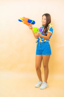 Güzel bir Asyalı kadın, Songkran Festivali için renkli bir gömlek giyer.