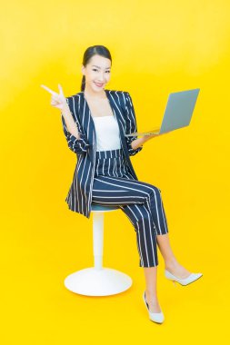 Asyalı güzel bir kadının portresi bilgisayarla izole edilmiş arka planda gülümsüyor.