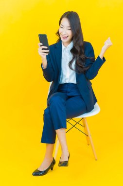 Portre güzel Asyalı kadın gülümsüyor. Renkli arka planda hareket var.