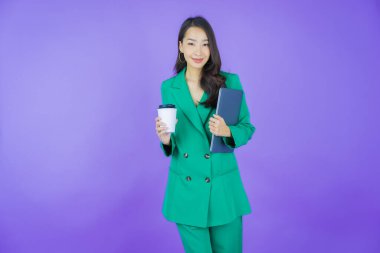 Asyalı güzel bir kadının portresi bilgisayarla izole edilmiş arka planda gülümsüyor.