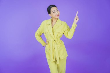 Portre güzel Asyalı kadın gülümsüyor. Renkli arka planda hareket var.