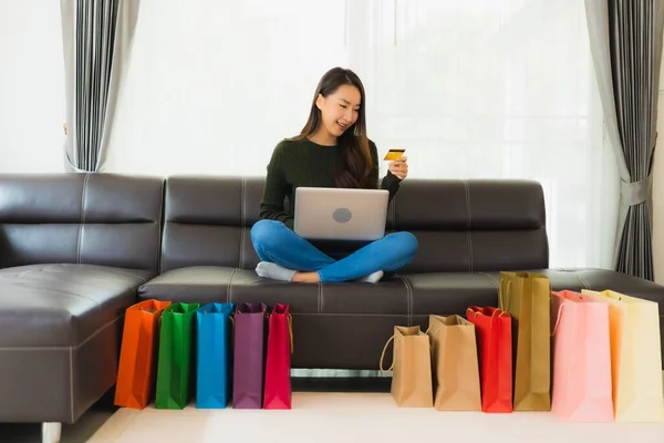 Retrato Hermosa Mujer Asiática Joven Uso Portátil Tarjeta Crédito Con — Foto de Stock