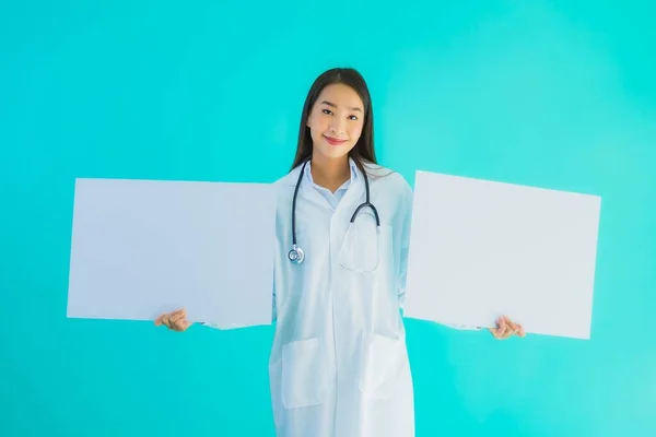 Portrait Beautiful Young Asian Doctor Woman Empty Card Billboard Banner — Stock Photo, Image