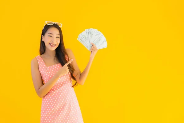 Retrato Bonito Jovem Asiático Mulher Mostrar Monte Dinheiro Dinheiro Amarelo — Fotografia de Stock