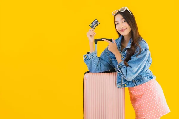 Portret Pięknej Młodej Azjatyckiej Kobiety Bagażem Torba Podróżna Paszportem Biletem — Zdjęcie stockowe