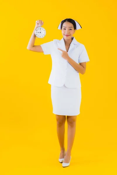 Retrato Bonito Jovem Asiático Mulher Tailandês Enfermeira Mostrar Relógio Alarme — Fotografia de Stock