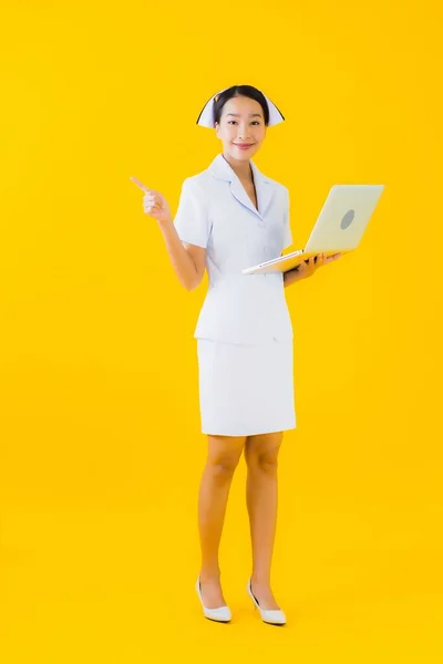 Retrato Bonito Jovem Asiático Mulher Tailandês Enfermeira Com Laptop Amarelo — Fotografia de Stock