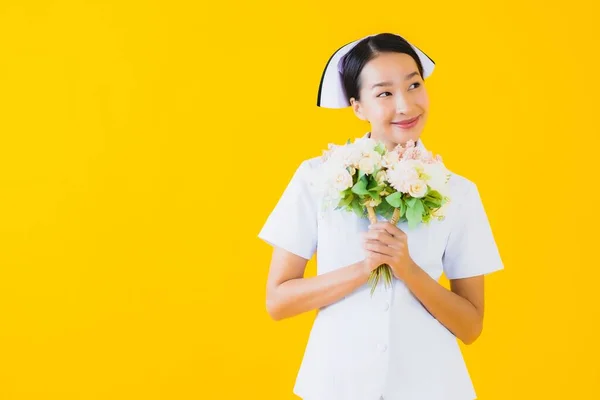 Retrato Bonito Jovem Asiático Mulher Tailandês Enfermeira Com Flor Amarelo — Fotografia de Stock