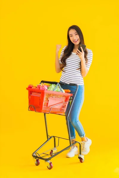 Портрет Красива Молода Азіатська Жінка Купує Продуктовий Магазин Супермаркету Кошика — стокове фото