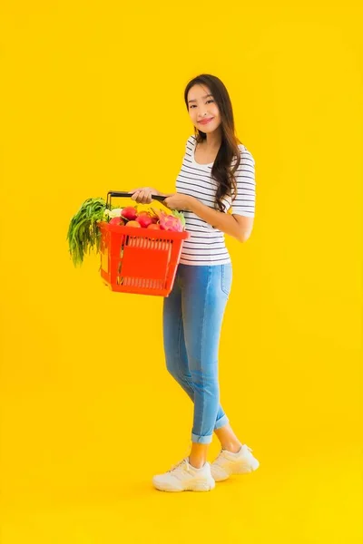 Porträt Schöne Junge Asiatische Frau Mit Einkaufswagen Aus Supermarkt Einkaufszentrum — Stockfoto