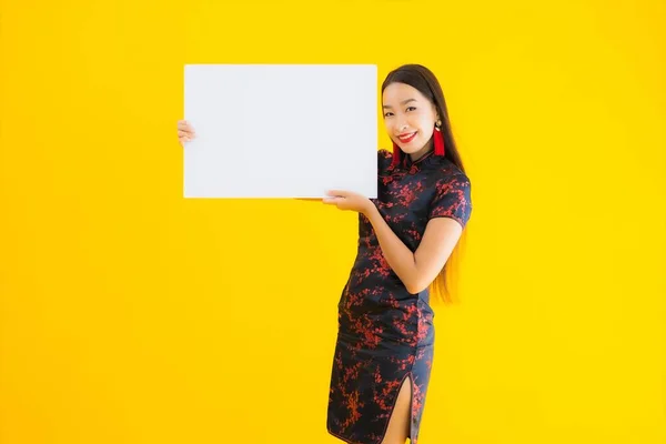 Portret Mooi Jong Aziatisch Vrouw Dragen Chinese Jurk Tonen Wit — Stockfoto