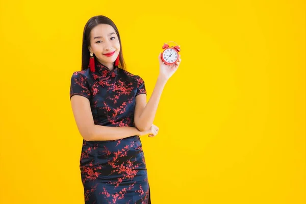 Retrato Bonito Jovem Asiático Mulher Desgaste Chinês Vestido Mostrar Relógio — Fotografia de Stock