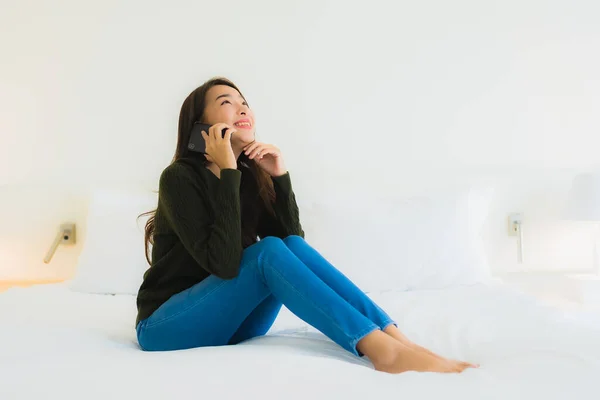 Porträt Schöne Junge Asiatische Frau Verwenden Smartphone Auf Dem Bett — Stockfoto