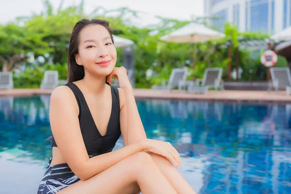 Portrait Belle Jeune Femme Asiatique Loisirs Relax Sourire Autour Piscine — Photo