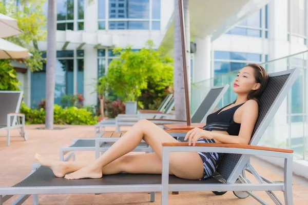 Retrato Bonito Jovem Asiático Mulher Lazer Relaxar Sorriso Redor Piscina — Fotografia de Stock