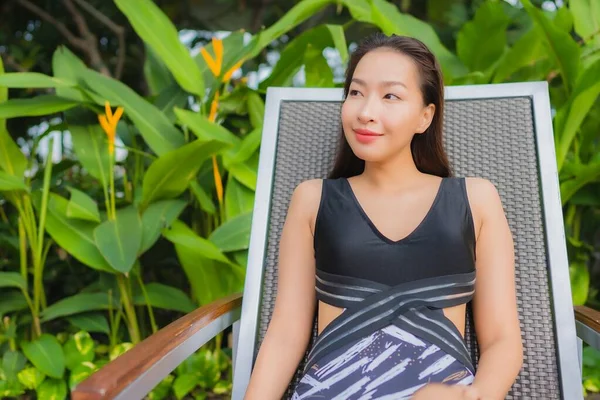 亚洲年轻貌美的女子休闲放松 在室外游泳池边微笑度假 — 图库照片