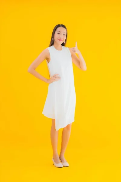 Retrato Bonito Jovem Asiático Mulher Ação Amarelo Isolado Fundo — Fotografia de Stock