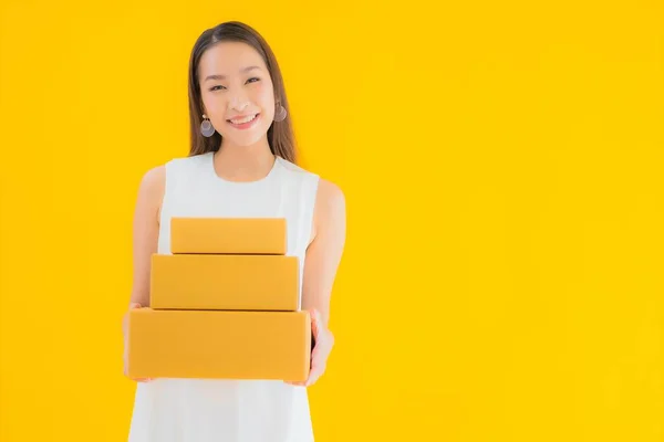 Portret Mooie Jonge Aziatische Vrouw Met Pakket Doos Geel Geïsoleerde — Stockfoto