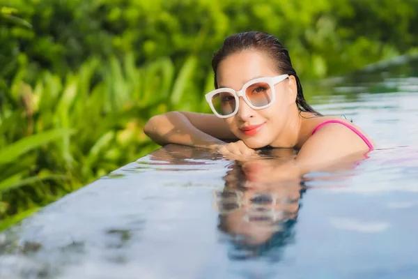 Portret Mooie Jonge Aziatische Vrouw Ontspannen Genieten Rond Buitenzwembad Vakantie — Stockfoto