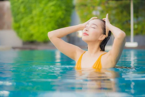 Retrato Hermosa Joven Mujer Asiática Relajarse Sonrisa Ocio Alrededor Piscina — Foto de Stock