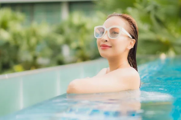 Retrato Bonito Jovem Asiático Mulher Relaxar Sorriso Lazer Redor Piscina — Fotografia de Stock