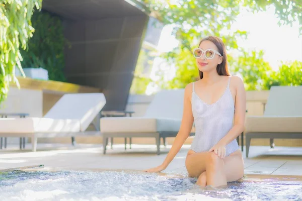 Retrato Bonito Jovem Asiático Mulher Sorriso Relaxar Lazer Torno Piscina — Fotografia de Stock