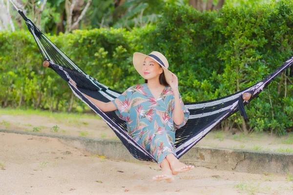 Retrato Bonito Jovem Asiático Mulher Sentar Rede Balançar Redor Praia — Fotografia de Stock