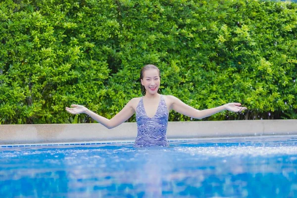 Portrait Belle Jeune Femme Asiatique Relax Sourire Loisirs Autour Piscine — Photo