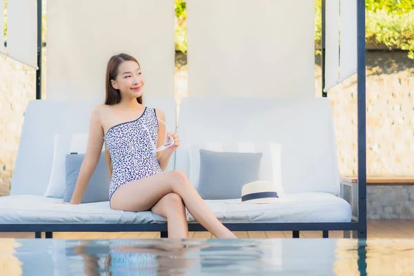 Güzel Bir Asyalı Kadın Portresi Rahatlayın Yüzme Havuzunda Rahatlayın — Stok fotoğraf