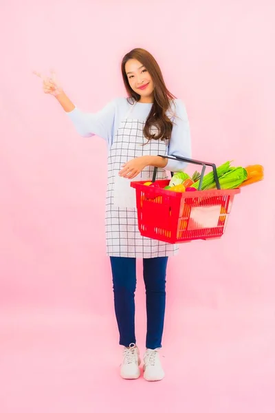 Portret Mooie Jonge Aziatische Vrouw Met Fruit Groente Kruidenier Mand — Stockfoto