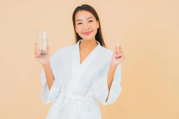 Porträt Schöne Junge Asiatische Frau Mit Wasserglas Und Medikamentenpille Auf — Stockfoto