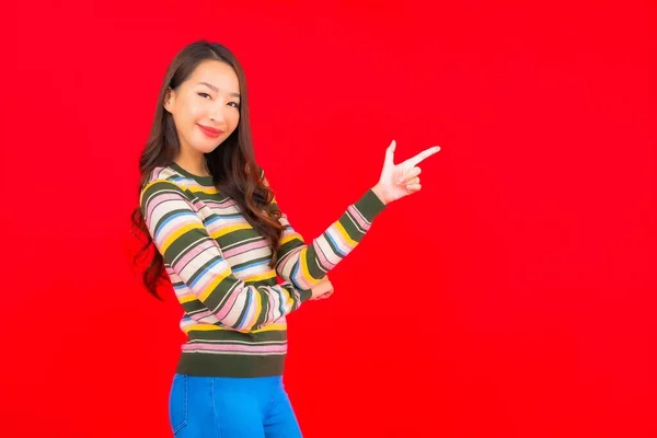 Retrato Bonito Jovem Asiático Mulher Sorriso Com Ação Vermelho Isolado — Fotografia de Stock