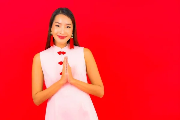 Portré Gyönyörű Fiatal Ázsiai Visel Kínai Újév Ruházat Piros Háttér — Stock Fotó